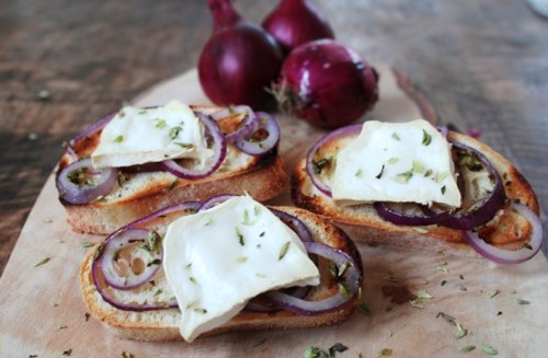 Crostini's met geitenkaas en rode ui 1