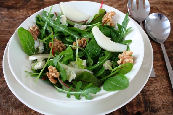 Salade van peer en blauwe kaas