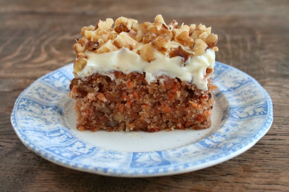 Worteltaart met walnoten