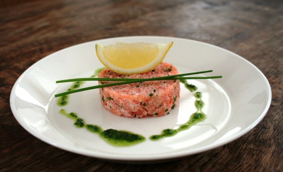 Zalmtartaar met rucolaolie