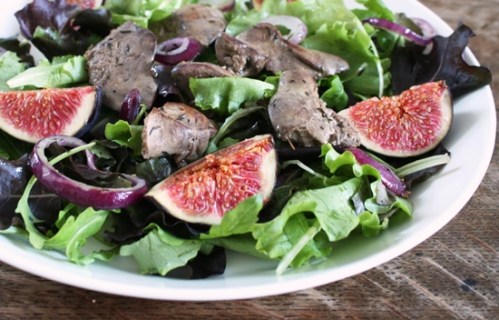 Salade met kippenlevertjes en verse vijgen