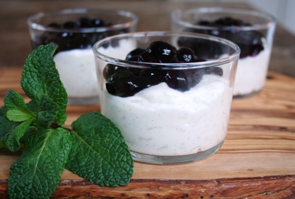 Rijsttoetje met blauwe bessencompote