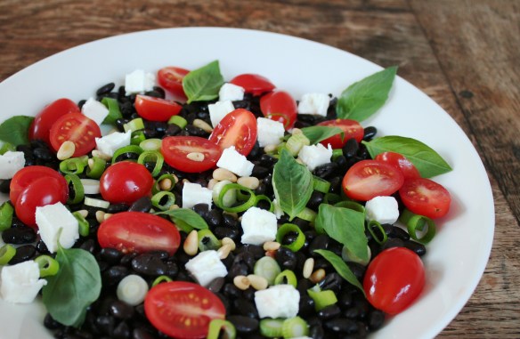 Salade met zwarte bonen, feta, tomaat en basilicum 2