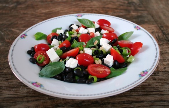 Salade met zwarte bonen, feta, tomaat en basilicum
