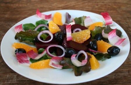 Salade van rode biet, sinaasappel en zwarte olijven 1