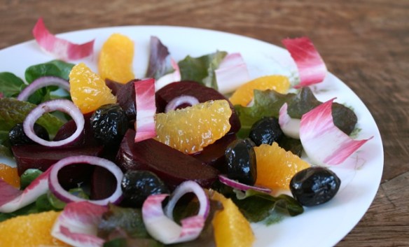 Salade van rode biet, sinaasappel en zwarte olijven
