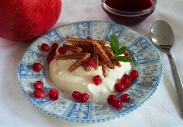 Hangop met granaatappel en stroopwafel - kopie