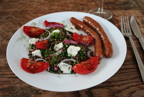 Ottolenghi's salade met linzen, tomaten en gorgonzola met merguez worstjes 2