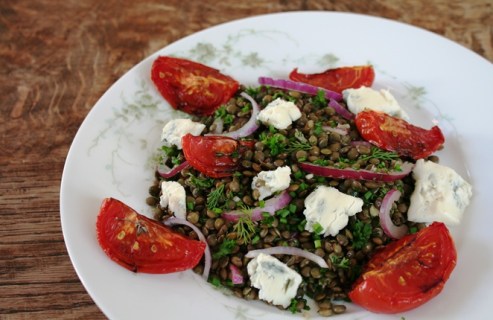 Ottolenghi's salade met linzen, tomaten en gorgonzola