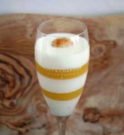 Panna cotta met ananas close up 1
