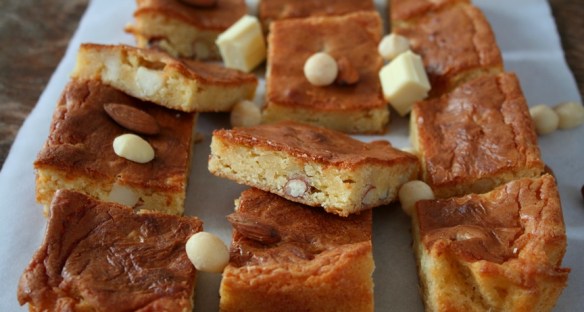 Blondies met macedemianoten en witte choco