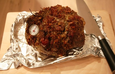 Lamsbout gevuld met rozemarijn en pijnboompitten