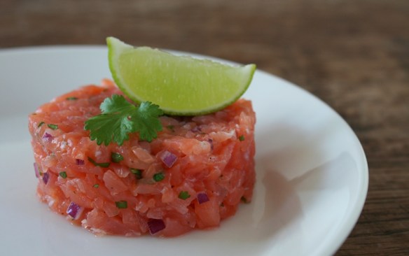 Zalmtartaar met koriander, rode ui en limoen