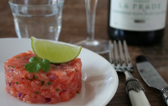 Zalmtartaar met koriander, rode ui en limoen1 (1)