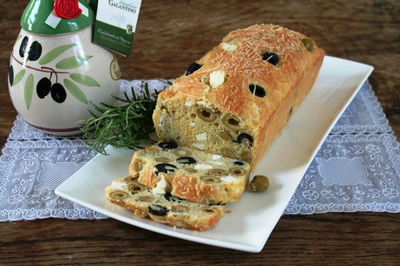 Hartige cake met feta en olijven 2