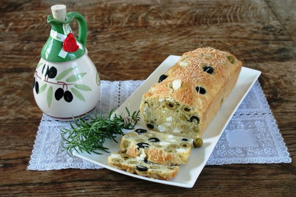 Hartige cake met feta en olijven