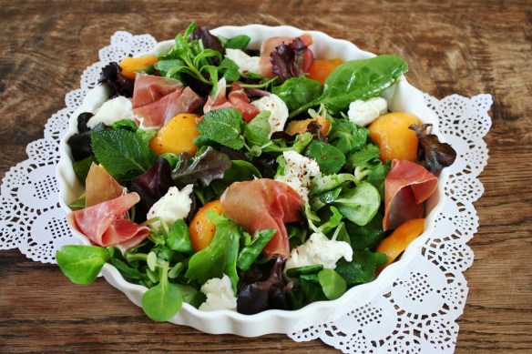 salade met perzik, munt, mozarella en prosciutto