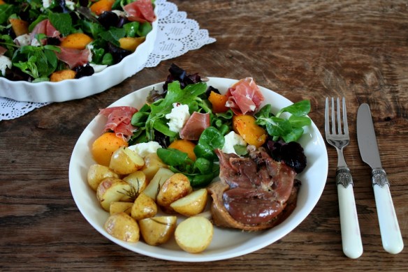 Salade mozarella, munt, perzik en prosciutto