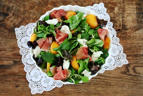 Salade munt perzik prosciutto en mozarella