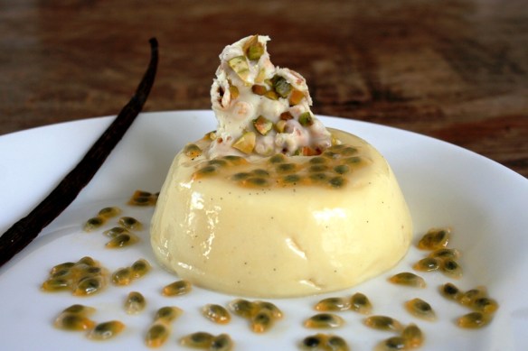 Pannacotta met passievrucht close up