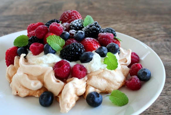 Pavlova met zomerfruit