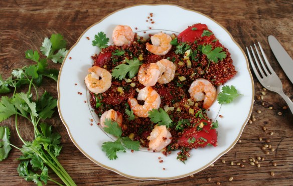 Rode quinoa met gegrilde garnalen en ingemaakte citroen