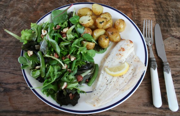 Scholfilet met salade van Hollandse sperziebonen en geroosterde hazelnoten
