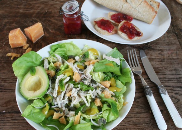 Salade met kip, avocado en Hollandse brokkelkaas