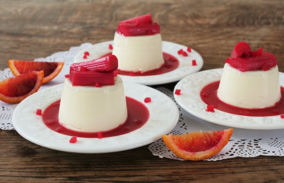 Panna cotta met in gepocheerde rabarber 027 (2)