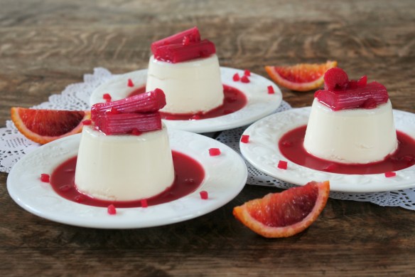 Panna cotta met in gepocheerde rabarber