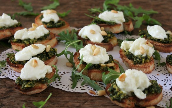 crostini's met homemade pesto en buffelmozarella 052 (2)