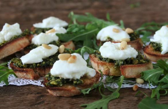 crostini's met homemade pesto en buffelmozarella 110 (2)