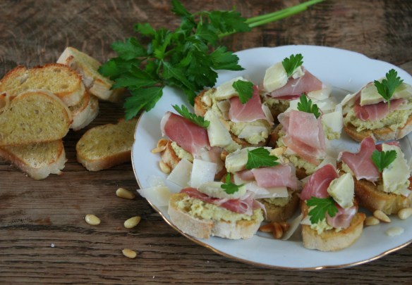 crostini's met artisjokpaté en rauwe ham