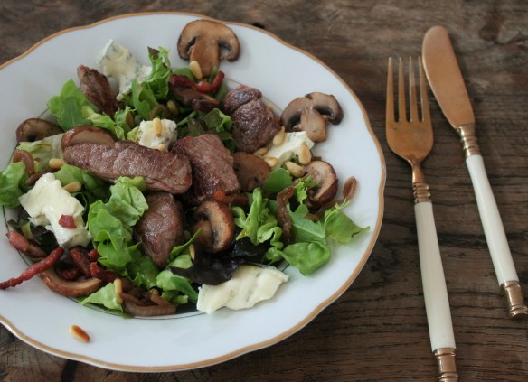 crostini's salade bistecca hangop rabarbercompote 038 (3)