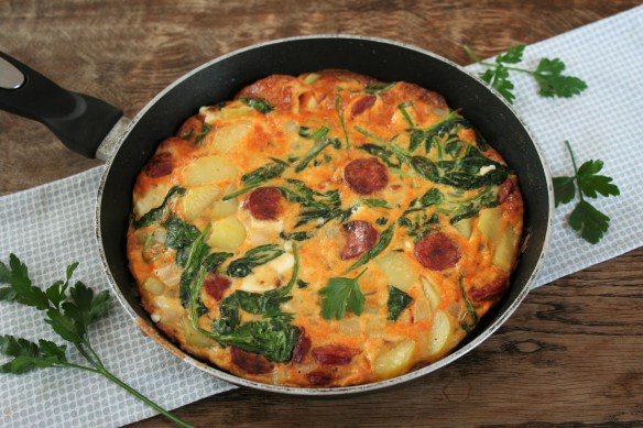 Fritatta met chorizo, geitenkaas en spinazie