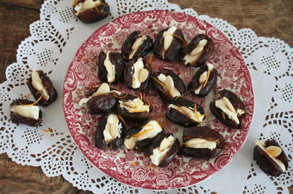 dadels gevuld met mon chou en amandelen