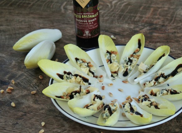 witlof met blauwe kaas, pijnboompitten en balsamico